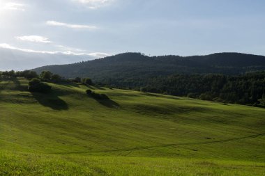 Yeşil dağlar ve gökyüzü bulutlu