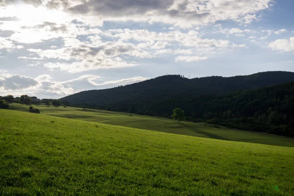 Montanhas Verdes Céu Com Nuvens — Fotografia de Stock