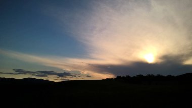 dağlar manzara üzerinde parlak gün batımı  
