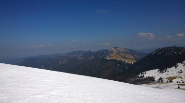 Güneşli gün kış dağ manzarası