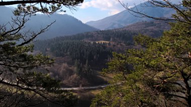 Gündüzleri güzel dağ manzarası