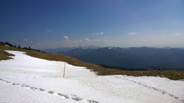 Kış mevsiminde karlı dağ manzarası