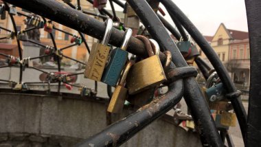 Köprüdeki eski metal kilitler