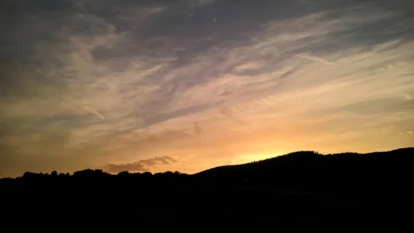 Яркий Закат Над Горами — стоковое фото