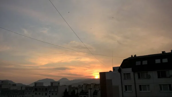 Orange Solnedgång Över Den Europeiska Staden — Stockfoto