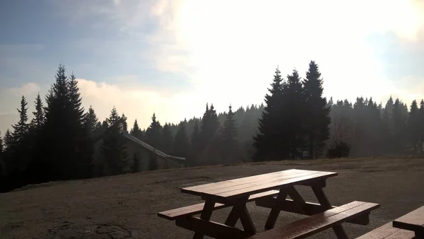 Bänkar Och Bord Trä Bergstoppen — Stockfoto