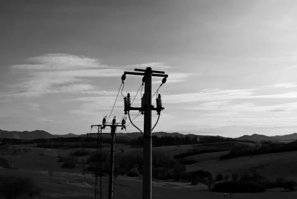 晴れた日の山の中の送電線 — ストック写真