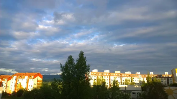 Bewölkter Himmel Über Der Europäischen Stadt — Stockfoto