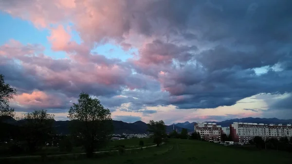 Sonnenaufgangszeit Über Der Wiesenlandschaft — Stockfoto