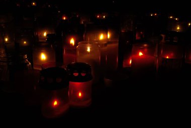 Mumlar karanlık odada yanıyor.