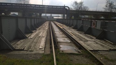 Güneşli bir günde Demiryolu Yolu