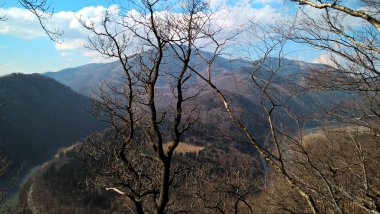 Gündüzleri güzel dağ manzarası