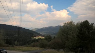 Gündüz vakti dağlarda elektrik kabloları