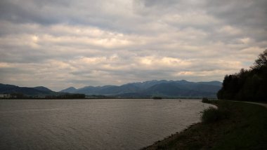 Gün içinde dağlarda büyük bir göl