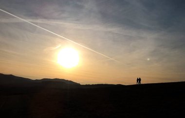 Kış ormanı boyunca gün batımı 