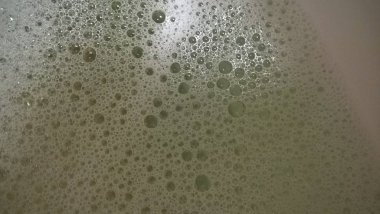 Su arka planında sabun köpükleri