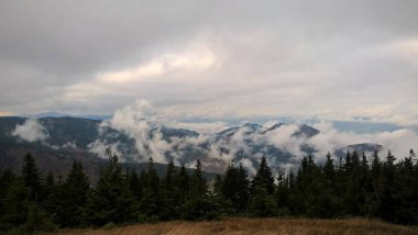 Dağların üzerinde sis