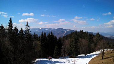 Güzel görünümü kar kaplı dağlar,