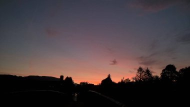 Avrupa şehrinde gün batımı zamanı