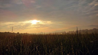 Dağlarda güzel bir gün batımı