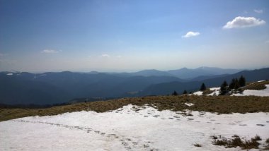 Kış mevsiminde karlı dağ manzarası