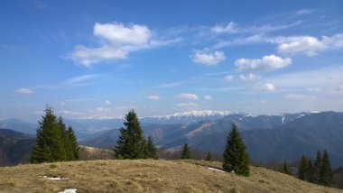 Güneşli gün kış dağ manzarası