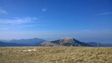 Güneşli gün kış dağ manzarası