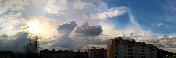 Molnig Himmel Över Den Europeiska Staden — Stockfoto