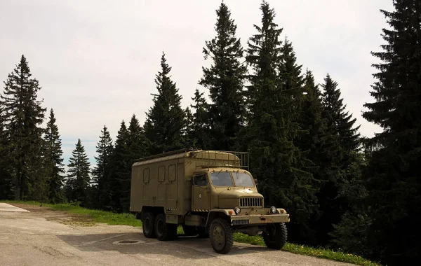 Camion Militare Parcheggio Strada Nella Foresta Montagna — Foto Stock