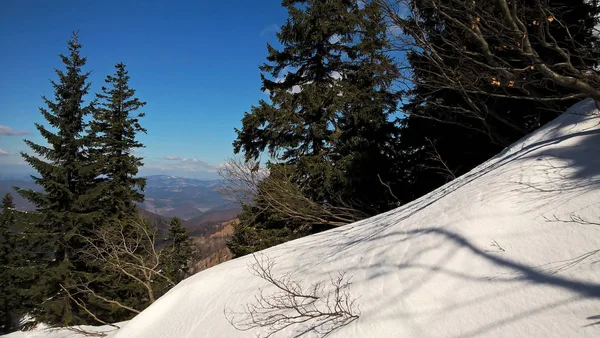 美しい眺めの雪に覆われた山々 — ストック写真