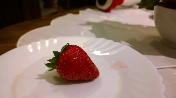 Rote Erdbeere Auf Weißem Teller — Stockfoto