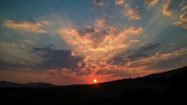 Pôr Sol Colorido Sobre Paisagem Montanha — Fotografia de Stock