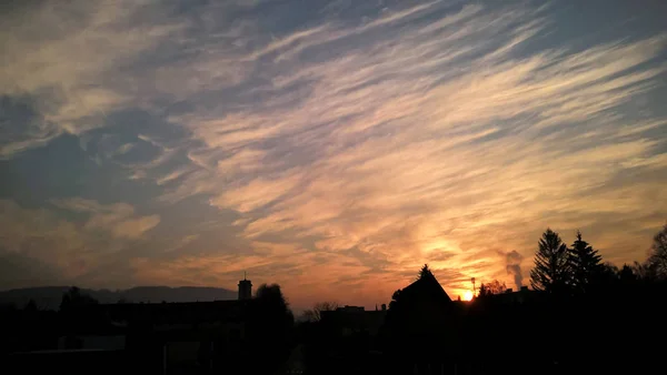 Şehrin Üzerinde Bulutlarla Gün Batımı — Stok fotoğraf