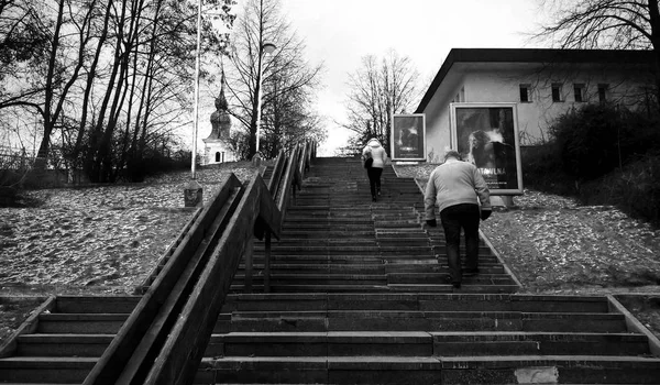Gente Subiendo Escaleras Ciudad —  Fotos de Stock
