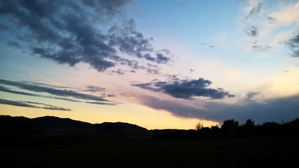 Яскравий Захід Сонця Над Гірським Пейзажем — стокове фото