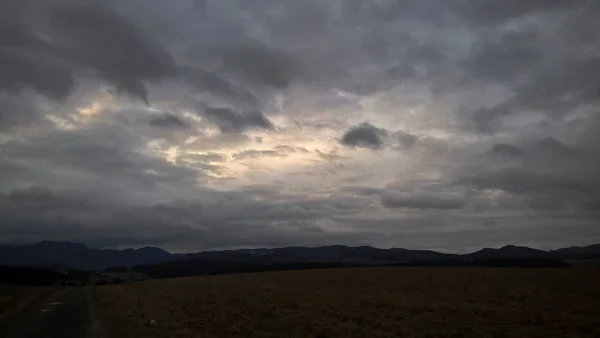 Bewölkter Himmel Über Wiesenlandschaft — Stockfoto