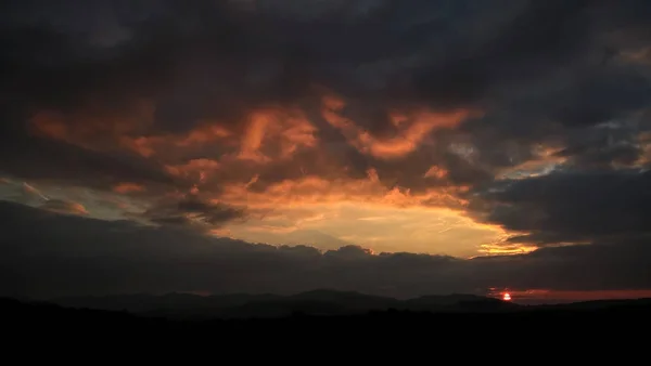 Zonsondergang Met Wolken Donkere Bergen — Stockfoto