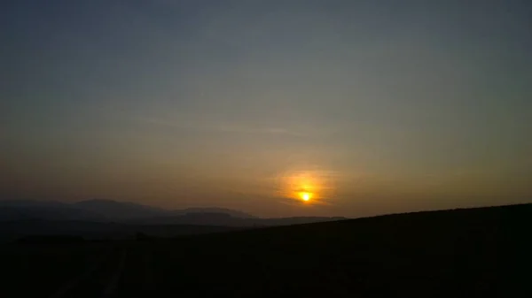 Hermosa Puesta Sol Sobre Paisaje Montaña —  Fotos de Stock