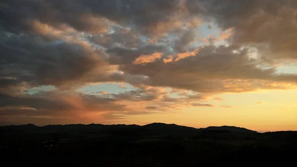 Brillante Puesta Sol Sobre Paisaje Las Montañas —  Fotos de Stock