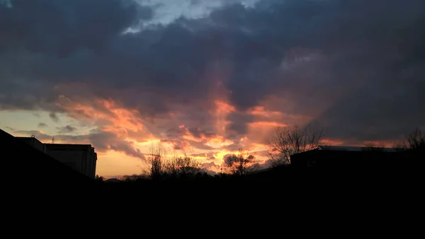 Sonnenuntergang Mit Wolken Über Der Stadt — Stockfoto