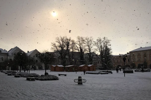 Gul Måne Vinterstaden — Stockfoto