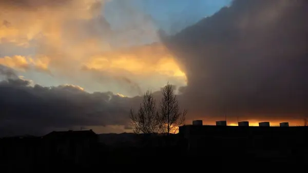 Nublado Nascer Sol Colorido Sobre Cidade Eslováquia — Fotografia de Stock