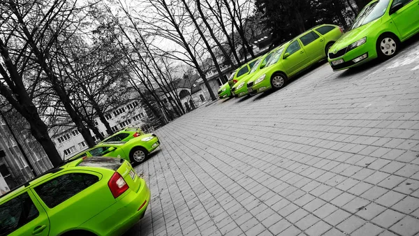 Зеленые Машины Припаркованы Городе — стоковое фото