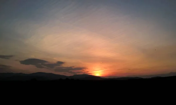 Zonsondergang Met Wolken Donkere Bergen — Stockfoto