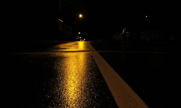 Ασφαλτοστρωμένα Φώτα Στη Νυχτερινή Πόλη — Φωτογραφία Αρχείου