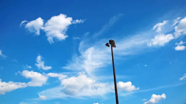 背の高い空の上の街灯 — ストック写真