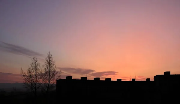 Puesta Sol Con Nubes Sobre Ciudad —  Fotos de Stock