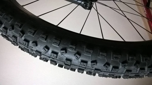 自行车的轮子紧跟在白色背景上 — 图库照片