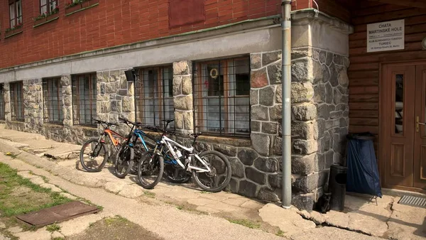 Tuğla Bina Yakınında Spor Bisikletleri — Stok fotoğraf
