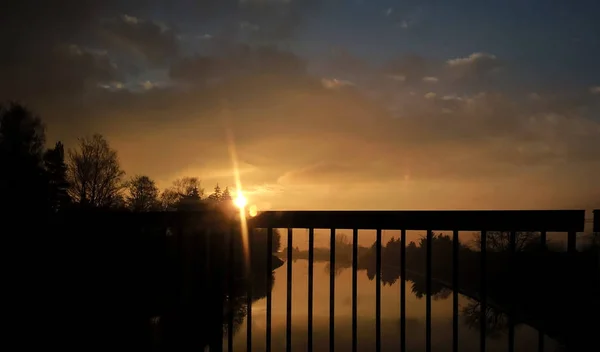 Sonnenaufgang Über Dem Fluss Von Der Brücke Aus Slowakei — Stockfoto